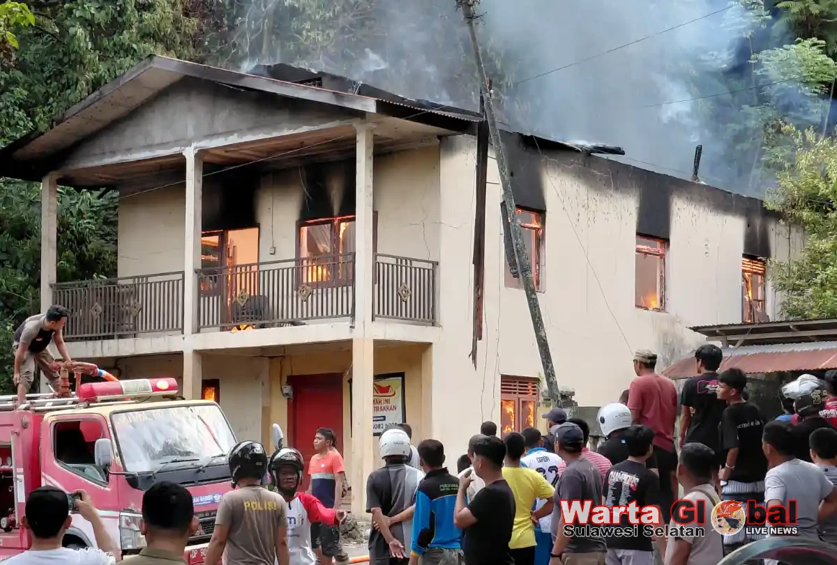 Rumah Kosong Dua Lantai di Jalan Sultan Hasanuddin Enrekang Ludes Terbakar