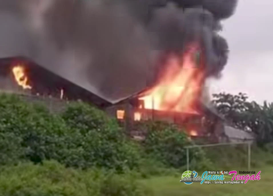 Gudang PT. Pijar Sukma Terbakar, Kobaran Api dan Asap Hitam Membubung Tinggi