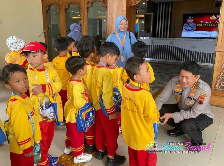 Kapolresta Surakarta Kenalkan Dunia Kepolisian kepada Siswa TK Al Alif Smart Lewat Program Polisi Sahabat Anak