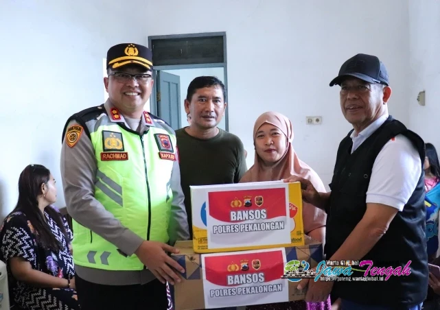 Kapolres Pekalongan Salurkan Bansos Langsung ke Warga Terdampak Banjir di Siwalan