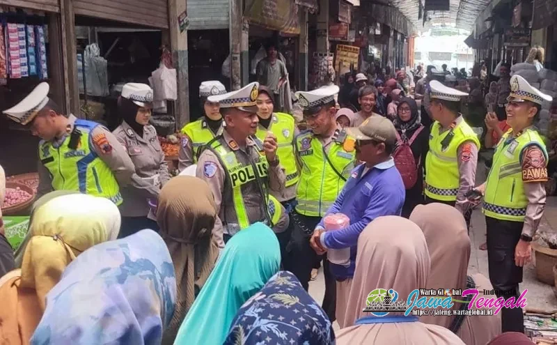 Satlantas Polres Sragen Blusukan Pasar, Edukasi Tertib Lalu Lintas Program Siratib