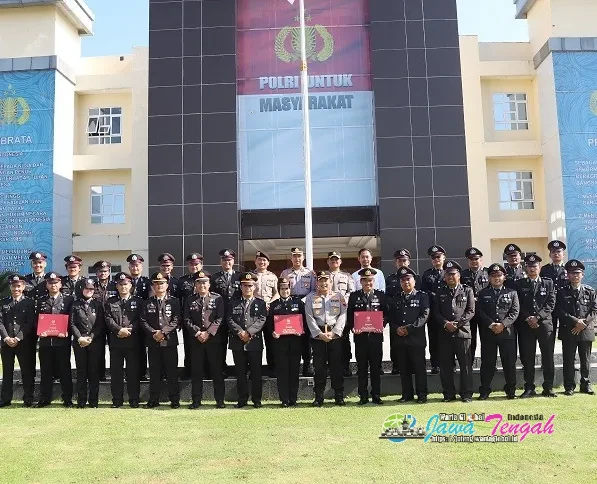Kapolresta Surakarta Beri Penghargaan Satyalancana Pengabdian kepada 50 Personel Berprestasi