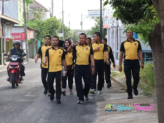 Kapolres Sukoharjo Pimpin Giat Jalan Sehat Perkuat Kebugaran dan Soliditas Personel