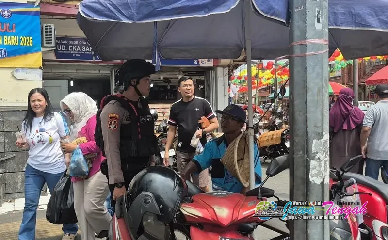 Gelar Patroli Dialogis, Tim Sparta Polresta Surakarta Ajak Juru Parkir Jaga Kamtibmas