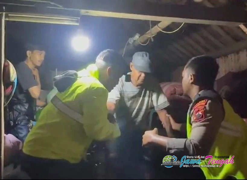 Polres Pekalongan Kota dan Tim SAR Gabungan Evakuasi Warga Terdampak Banjir