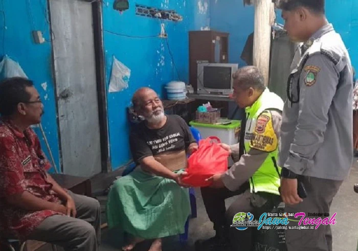 Aksi Humanis! Bhabinkamtibmas Jagalan Sambangi Tokoh Masyarakat yang Sakit dan Salurkan Bantuan