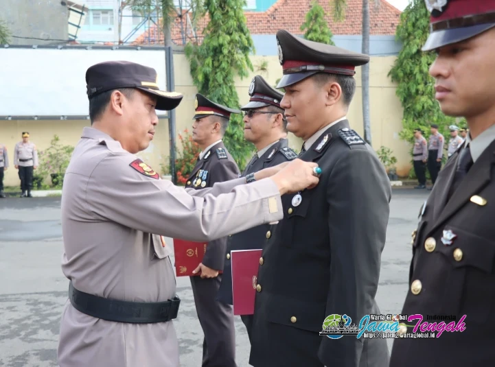 Wakapolres Pimpin Upacara Penganugerahan Tanda Kehormatan 21 Personel Polres Pekalongan Kota Wakapolres Pimpin Upacara Penganugerahan Tanda Kehormatan 21 Personel Polres Pekalongan Kota