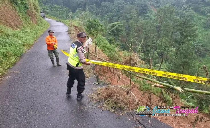 Polsek Paninggaran Pasang Police Line di Titik Longsor di Jalur Desa Werdi Pekalongan