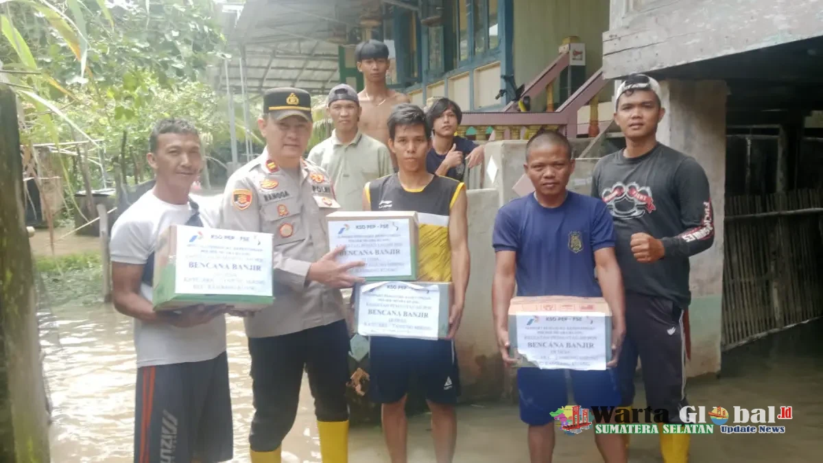 Polres Ogan Ilir melalui Personel Polsek Muara Kuang Cek Lokasi Banjir dan Berikan Bantuan Sembako kepada Warga Terdampak!!!!!