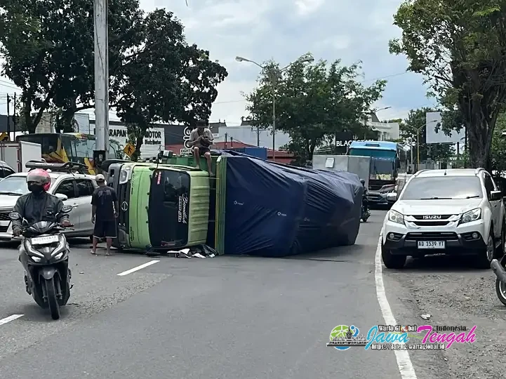 Truk Karton Terguling di Kartasura Lalu Lintas Tersendat Selama Dua Jam, Polisi Berlakukan Contraflow