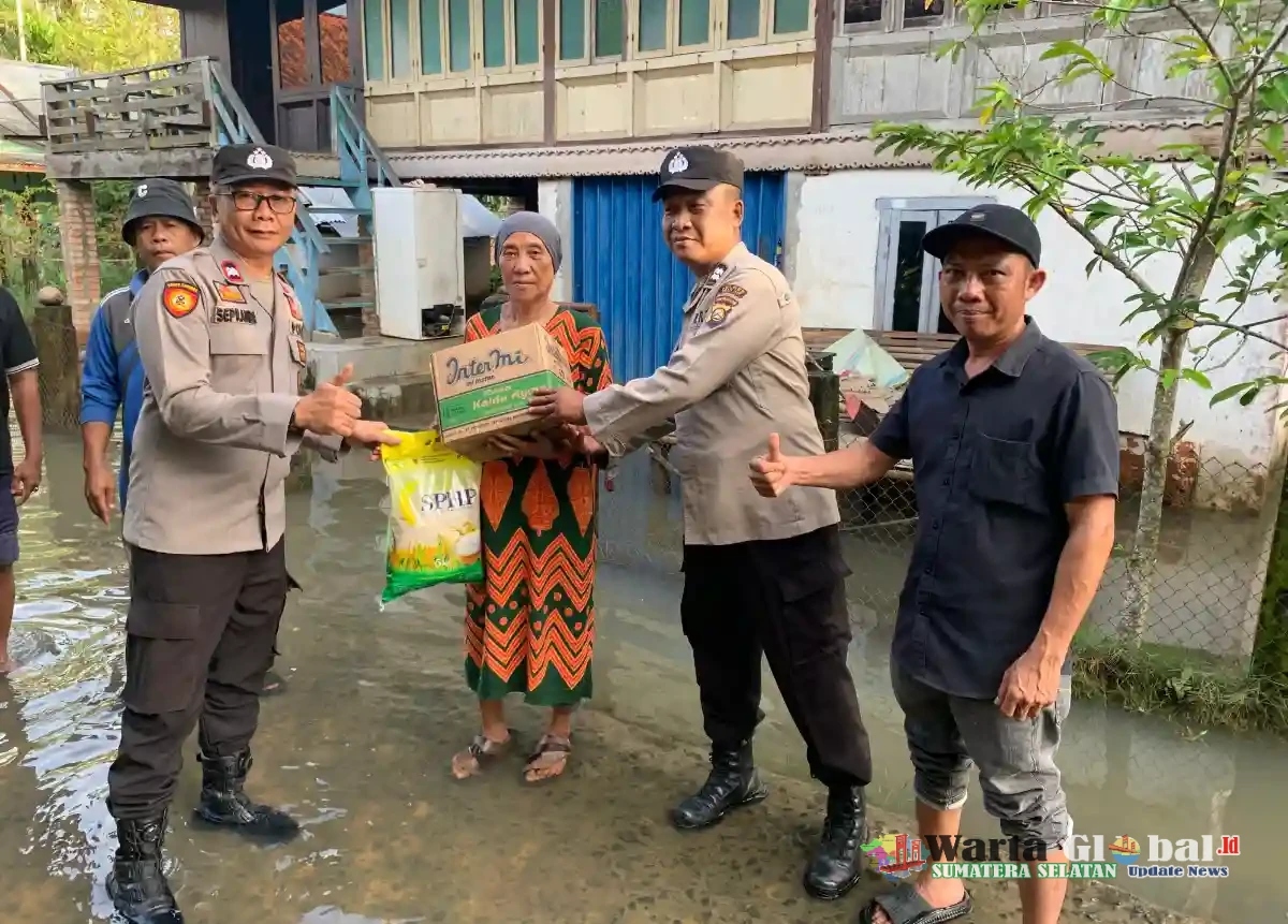 Polres Ogan Ilir Salurkan Bantuan Sosial kepada Korban Banjir di Desa Tanjung Miring!!!!