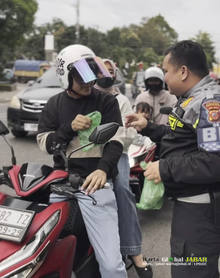 Polri Yang Humanis, BM Satlantas Polres Purwakarta Bagikan Takjil Ke Masyarakat