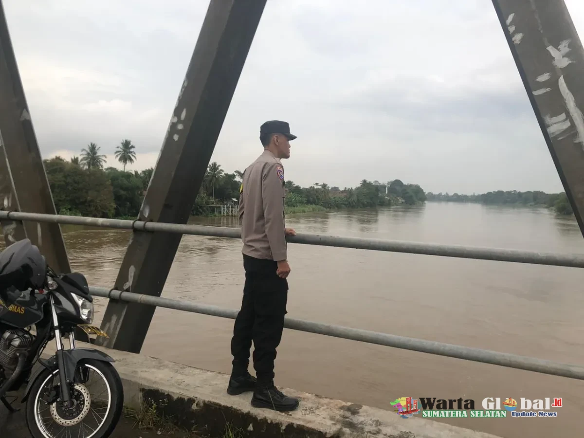 Polres ogan Ilir melalui Polsek Rantau Alai Laksanakan Pengecekan Arus dan Debit Air Sungai Ogan Antisipasi Banjir!!!!