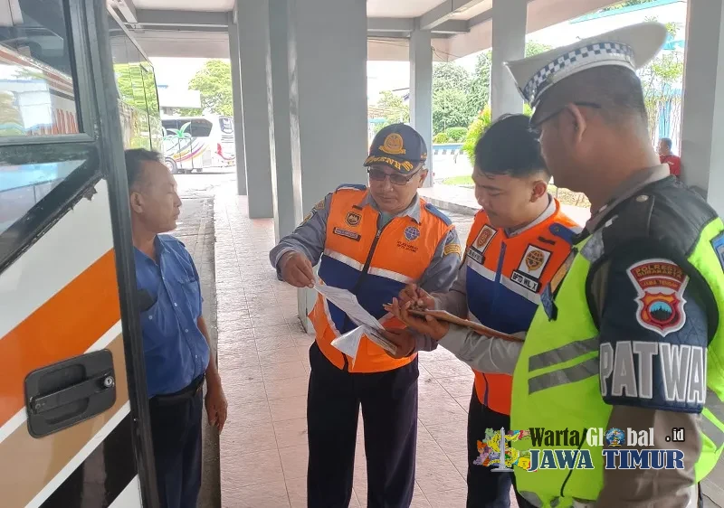 Ramp Check Bus di Terminal Tirtonadi, Satlantas Polresta Surakarta Tingkatkan Keselamatan Angkutan Umum