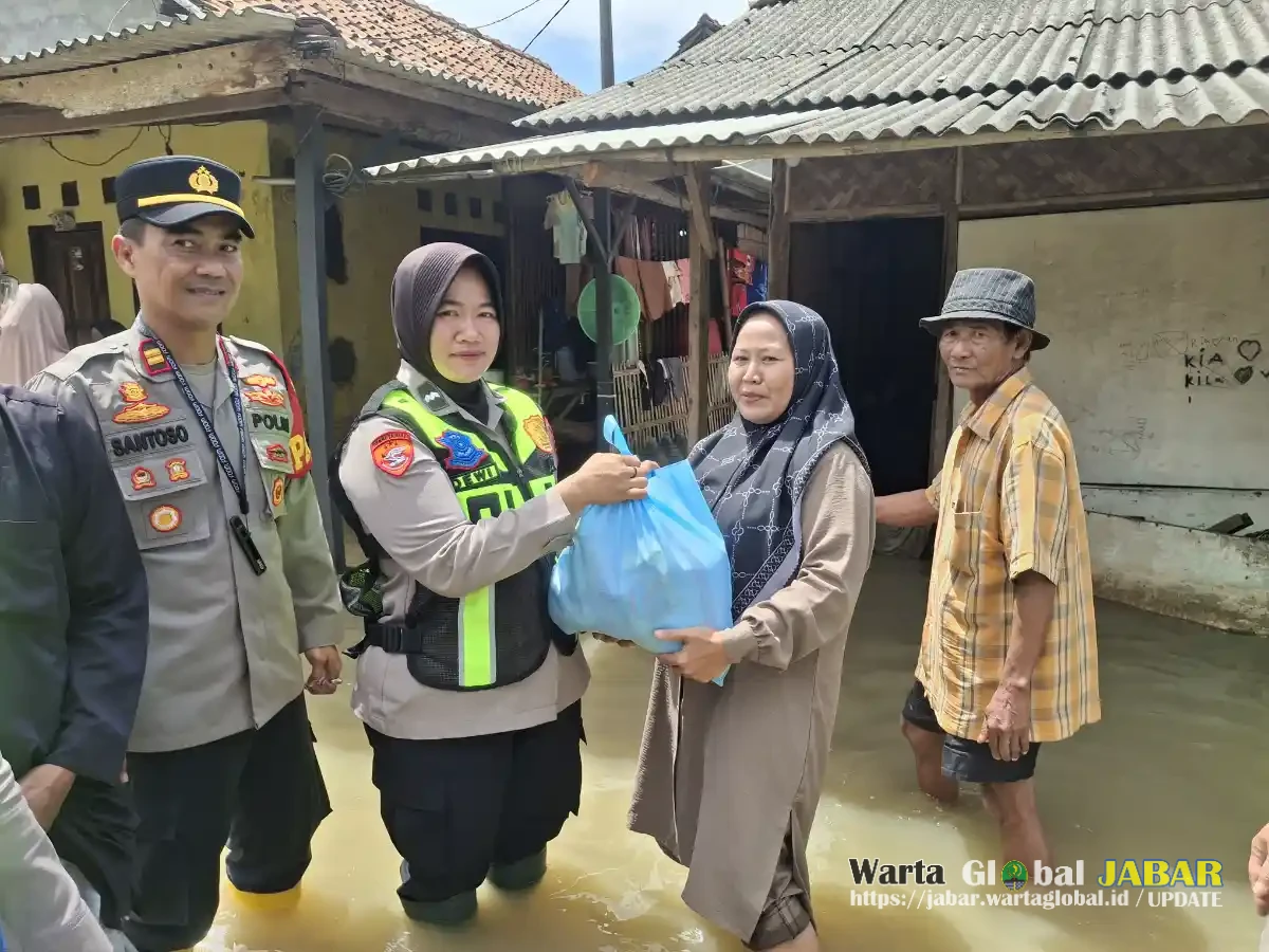 Kapolres Metro Bekasi Turun Langsung, 300 Paket Sembako dan Pengobatan Gratis untuk Korban Banjir Cabangbungin