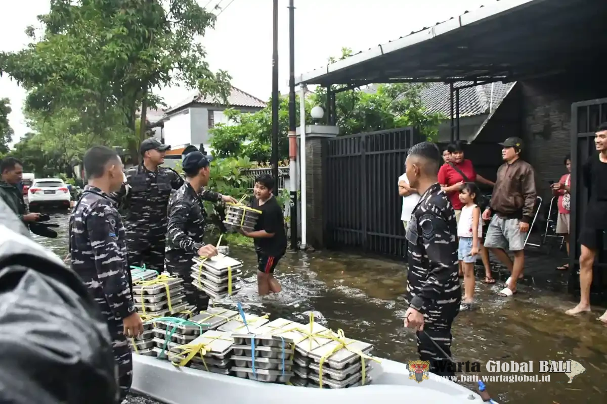 Satgas Banjir Lanal Bali Evakuasi Warga Terjebak di Sesetan Denpasar