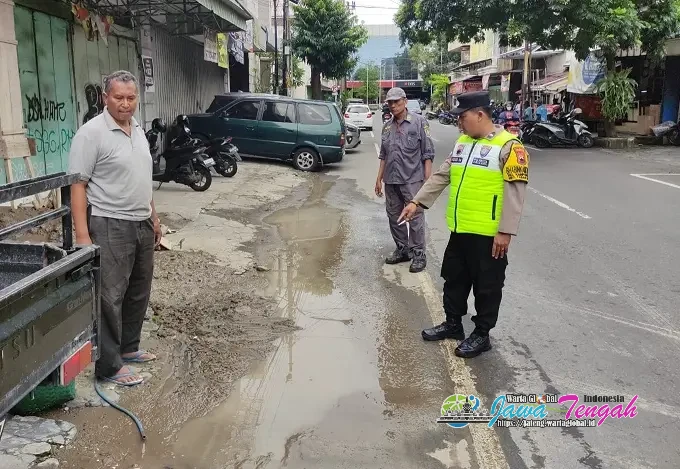 Bhabinkamtibmas Kampung Baru Gerak Cepat Atasi Jalan Licin 
Limbah Proyek