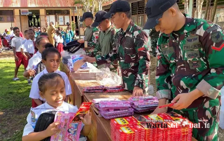 Peduli Terhadap Pelajar, Satgas Yonif 643/Wns Bagikan Seragam Sekolah, Tas,  ATK dan Pensil Warna