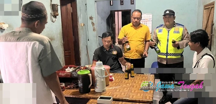 Polsek Kedungwuni Gelar Patroli Pekat, Beberapa Botol Miras Diamankan