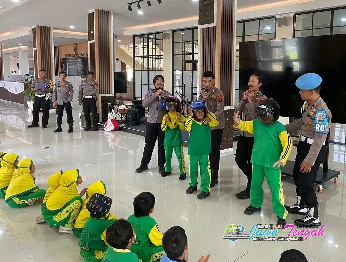 Polresta Surakarta Gelar Polisi Sahabat Anak kepada Murid SD Muhammadiyah Sidorejo