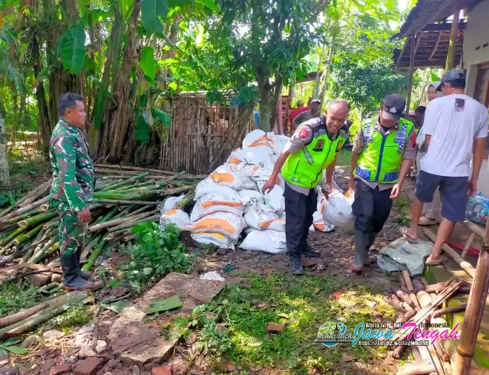 Sigap! TNI-Polri Bersama Warga Pangkah Kerja Bakti Bangun Tanggul Bendung Longsor di Pinggir Sungai