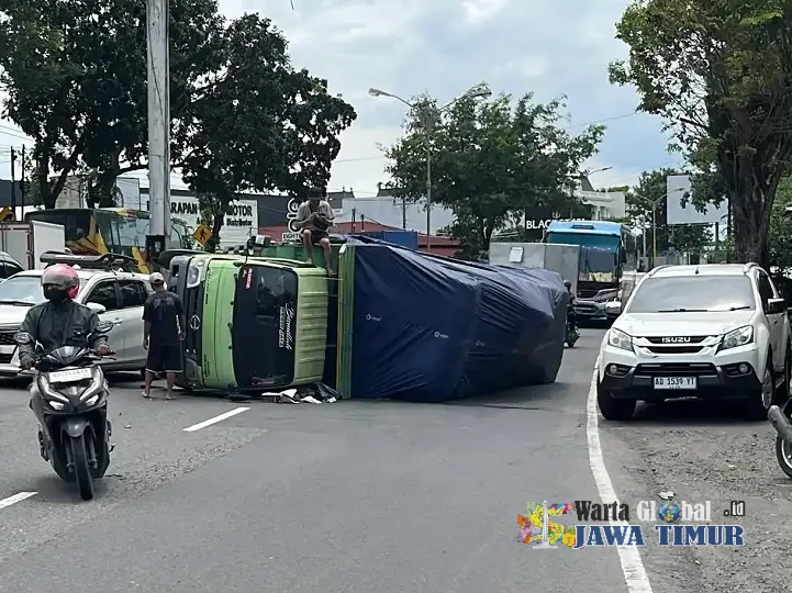 Truk Karton Terguling di Kartasura, Polisi Berlakukan Contraflow Selama Dua Jam Atasi Kemacetan