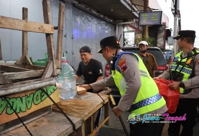 Polres Sukoharjo Bagikan 250 Takjil di Bundaran Tugu Kartasura, Ludes Meski Diguyur Hujan