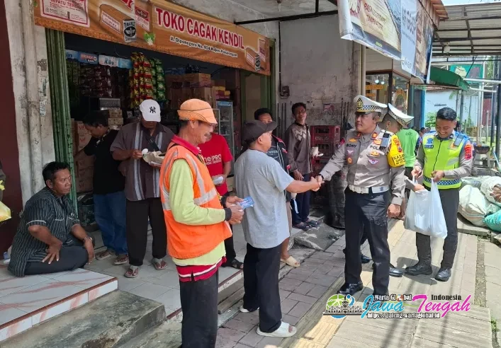 Edukasi Keselamatan Lalin, Kasat Lantas Polres Pekalongan Bagikan Nasi Kotak pada Tukang Ojek