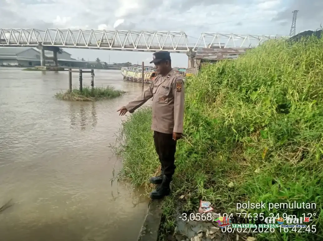 Polsek Pemulutan Lakukan Pengecekan Arus dan Debit Air Sungai, Antisipasi Potensi Banjir!!!!!?