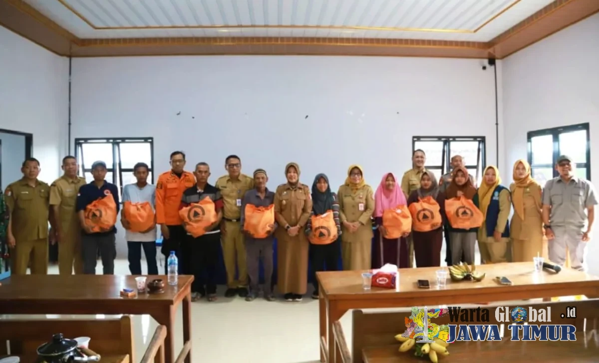 Wabup Nurul Azizah Turun ke Desa Kawengan, Pastikan Penanganan PMK dan Kuatkan Mental Peternak Wabup Nurul Azizah Turun ke Desa Kawengan, Pastikan Penanganan PMK dan Kuatkan Mental Peternak