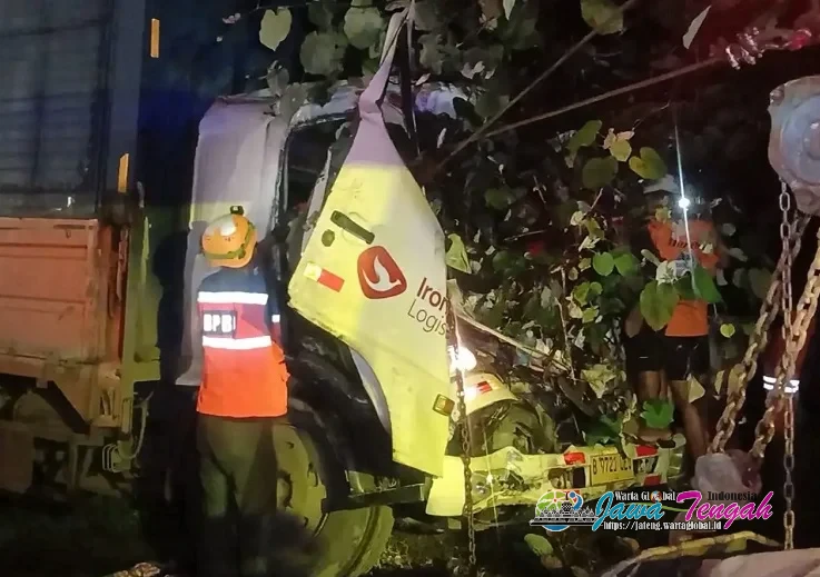 Dua Truk Tabrakan di Sambungmacan, Sopir Terjepit dan Patah Kaki