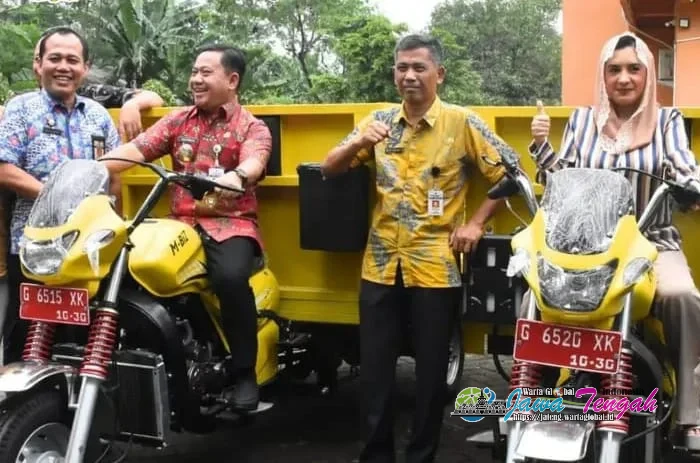 Pemkab Pekalongan Serahkan 20 Unit Kendaraan Roda Tiga untuk Pengelolaan Sampah Desa
