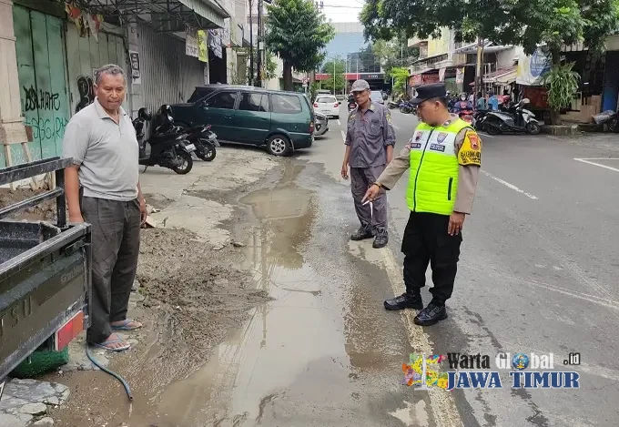 Cegah Jalan Licin Akibat Limbah Proyek, Bhabinkamtibmas Kampung Baru Turun Amankan Lokasi