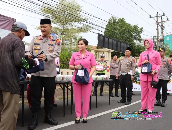 Kapolres Pekalongan Kota dan Bhayangkari Berbagi Takjil serta Bingkisan untuk Warga Masyarakat, Jelang Berbuka