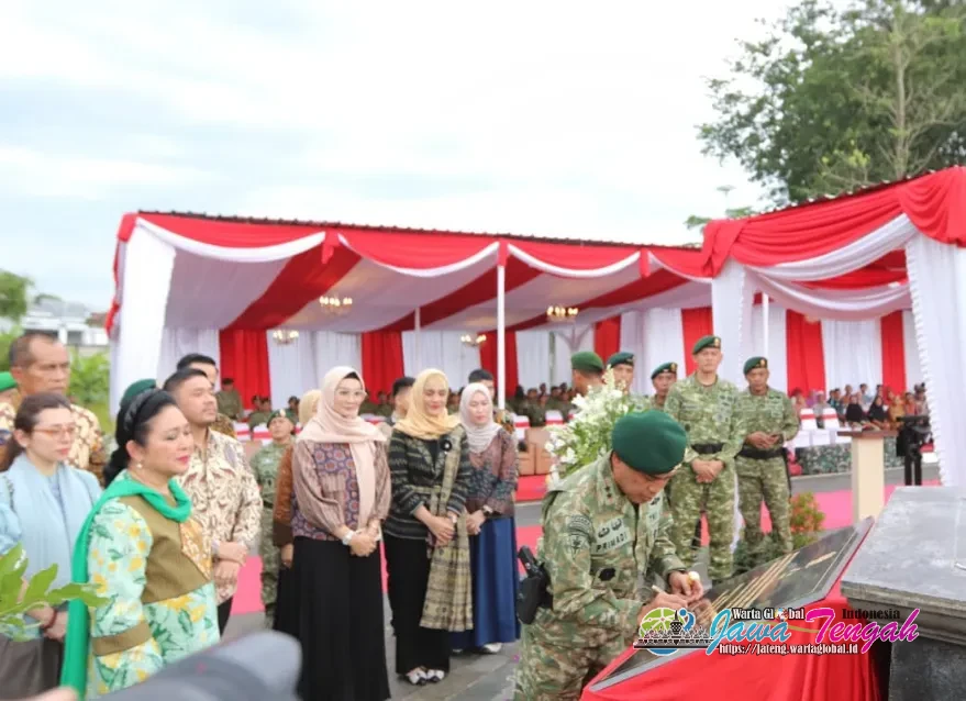 Pangdivif 2 Kostrad Resmikan Patung H.M. Soeharto di Brigif 6/TSB Dihadiri Titiek Soeharto