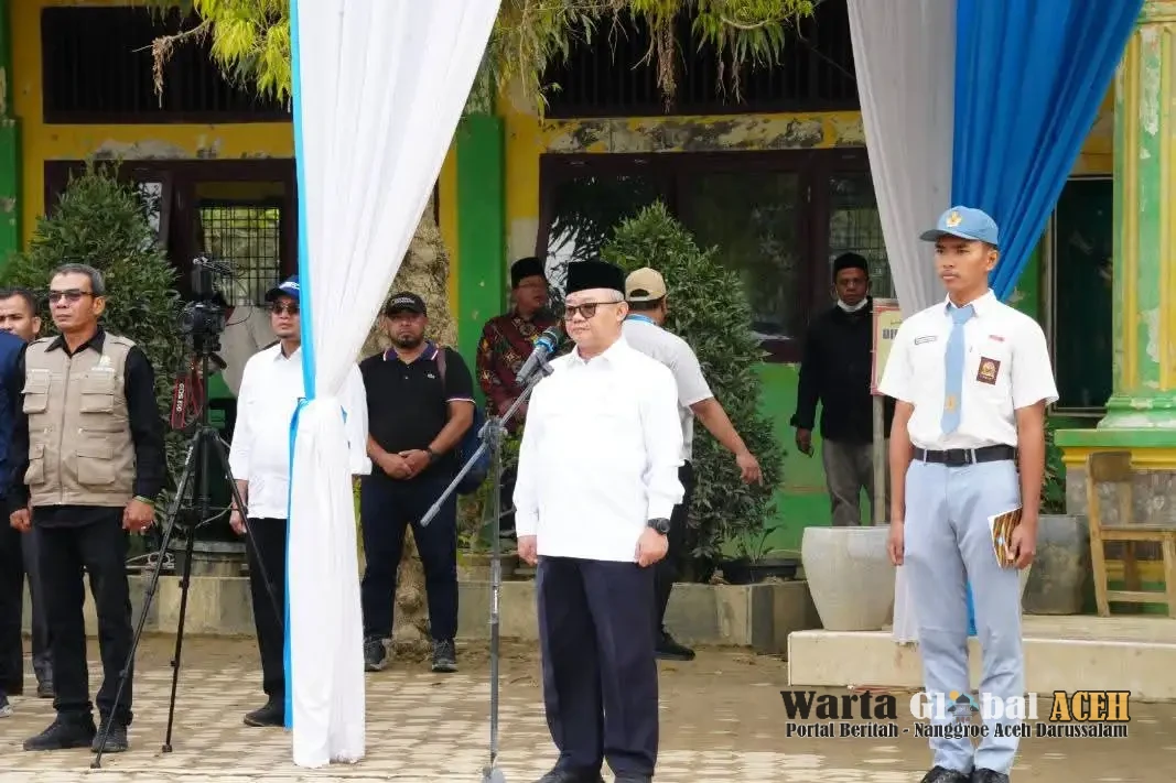 Upacara berlangsung khidmat dengan Mendikdasmen Bertindak Sebagai Pembina Upacara
