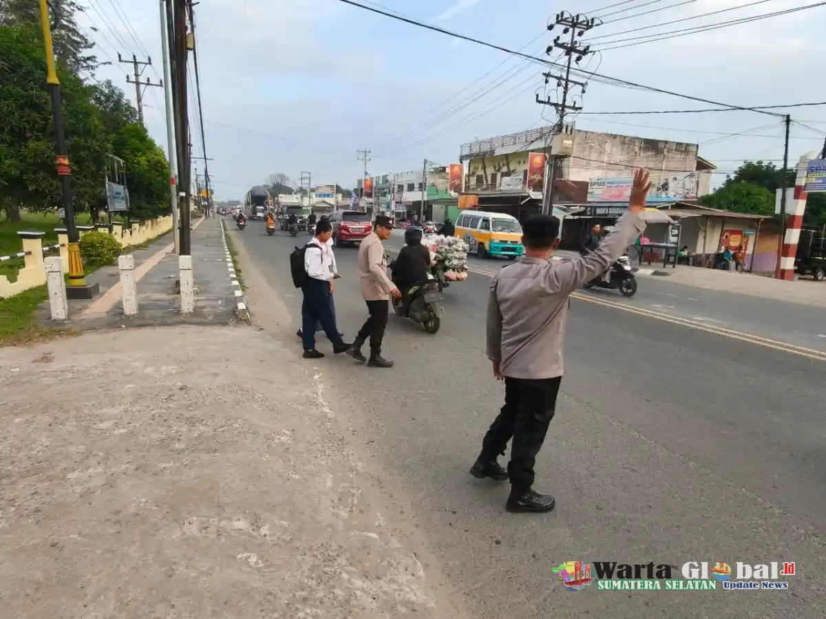 Pelihara Kamtibmas Tetap Kondusif dan Jaga Keselamatan Pelajar, Polsek Indralaya Ogan Ilir Laksanakan Strong Point Pagi Hari.!!!!