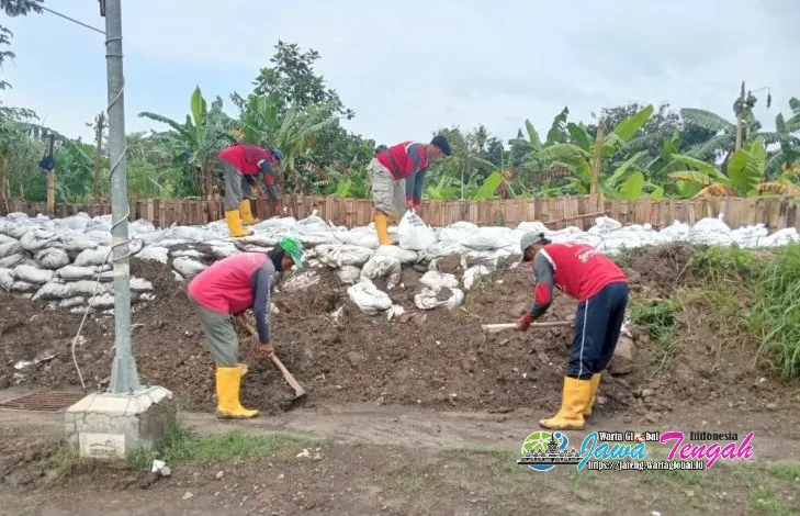Pemkot Semarang Gerak Cepat Atasi Banjir Tembalang, Perkuat Tanggul Kali Babon dan Siagakan Personel