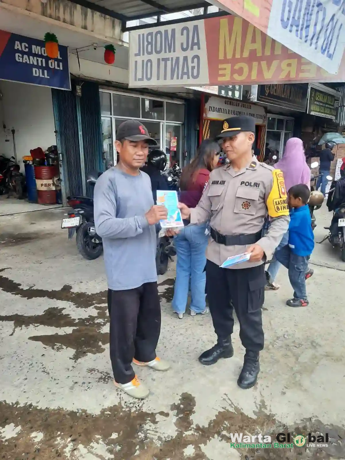 Subsatgas Binmas Ops Ketupat Kapuas 2026 Sambangi Pelabuhan Dwikora, Bagikan Tips Mudik Aman bagi Penumpang Kapal Laut