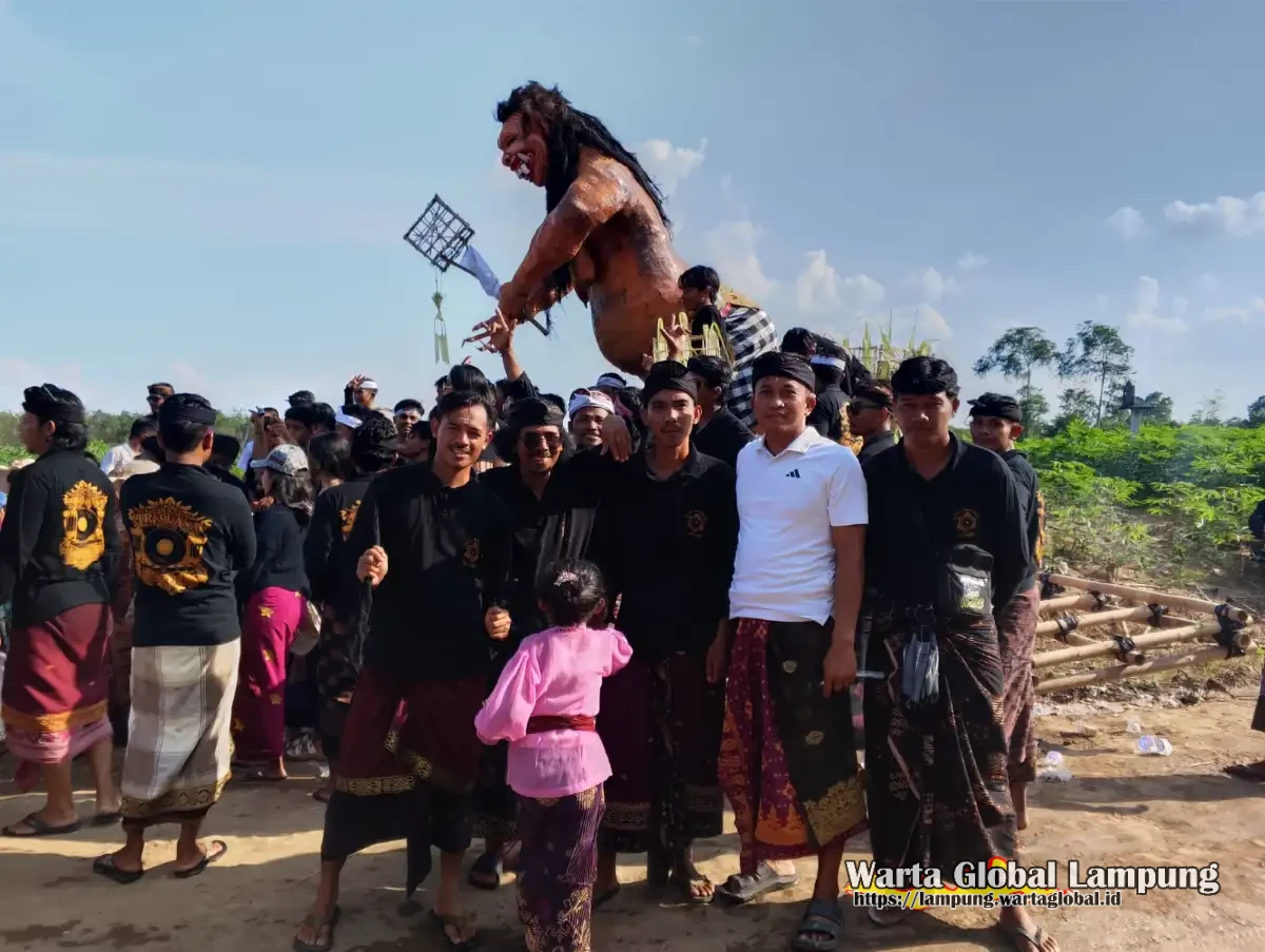 350 umat Hindu padati gedung aji pawai ogoh-ogoh bergemuruh suasana mencekam berubah khidmat 350 umat Hindu padati gedung aji pawai ogoh-ogoh bergemuruh suasana mencekam berubah khidmat