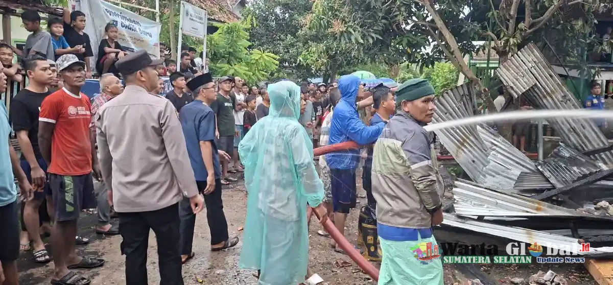 Personel Polri, Tim Gabungan dan Masyarakat Berjibaku Padamkan Api yang Melahap Rumah Warga di Ogan Ilir.!!!