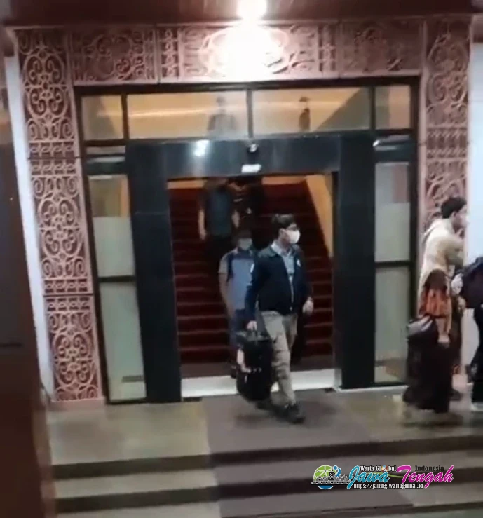 KPK Geledah Kantor Bupati Pekalongan, Lima Koper dan Satu Kardus Dokumen Diamankan