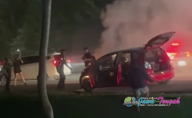 Polisi Berjibaku Padamkan Kobaran Api Mobil Terbakar di Tengah Arus Mudik