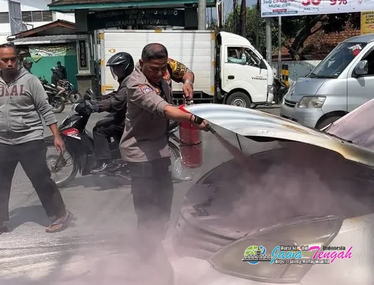 Diduga Korsleting, Mobil Terbakar di Depan  Terminal Banyumanik Semarang