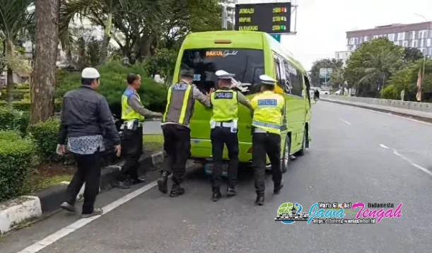 Petugas Ops Ketupat Candi 2026 Bantu Evakuasi Mobil Rusak, Perjalanan Dilanjutkan Menuju Kudus