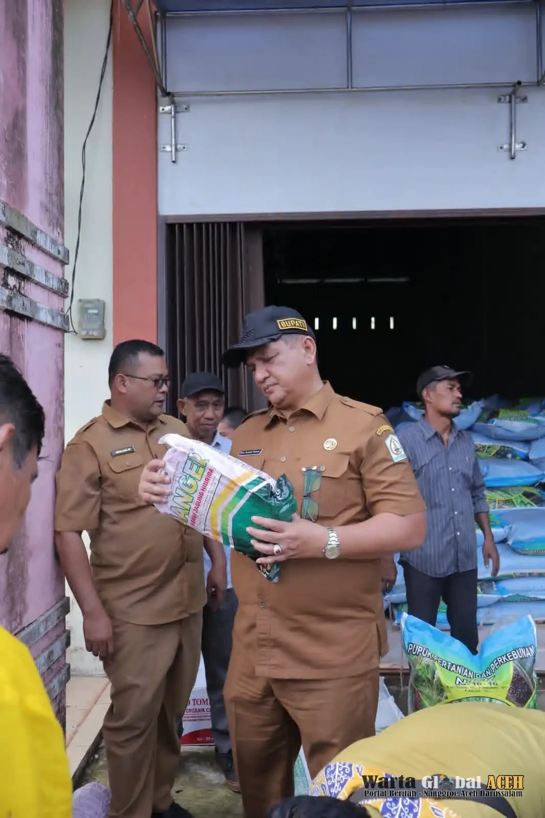 Bupati Armia Serahkan Bantuan Pupuk, Dorong Petani Aceh Tamiang Beralih ke Pertanian Berkelanjutan Bupati Armia Serahkan Bantuan Pupuk, Dorong Petani Aceh Tamiang Beralih ke Pertanian Berkelanjutan