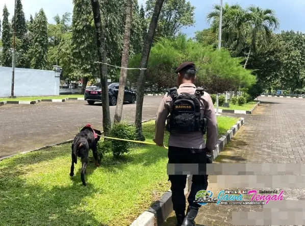 Polisi Sterilisasi Gedung Setda Pemkab Pekalongan Jelang Penyerahan Surat Gubernur Jateng