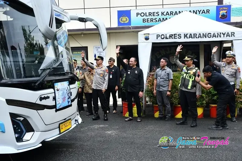 Kapolres Karanganyar Berangkatkan Ratusan Warga Balik Mudik Gratis ke Jakarta dengan 4 Bus