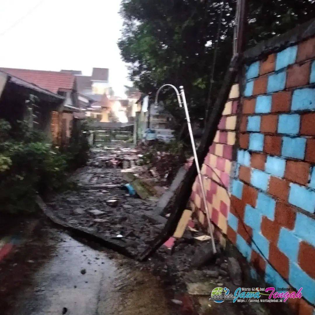 Diguyur Hujan Deras Tembok SDN Padangsari Ambruk, Timpa Satu Motor Warga