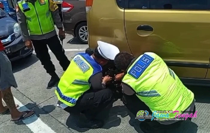 Polres Sragen Sigap Tangani Kendaraan Pemudik Pecah Ban saat Arus Balik